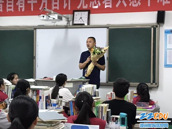 倪校长为班的学子送上祝福